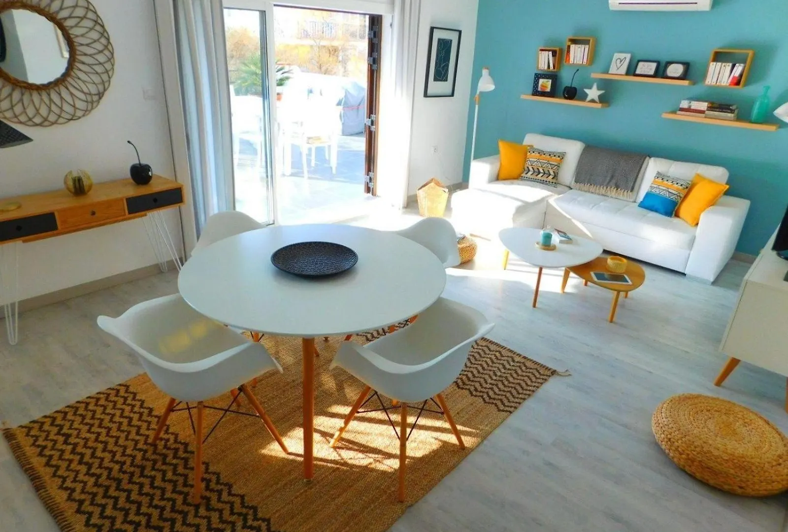 Apartment In Strandnaehe Mit Grosser Terrasse, Parkplatz Und Meerblick In Salatar, רוזס