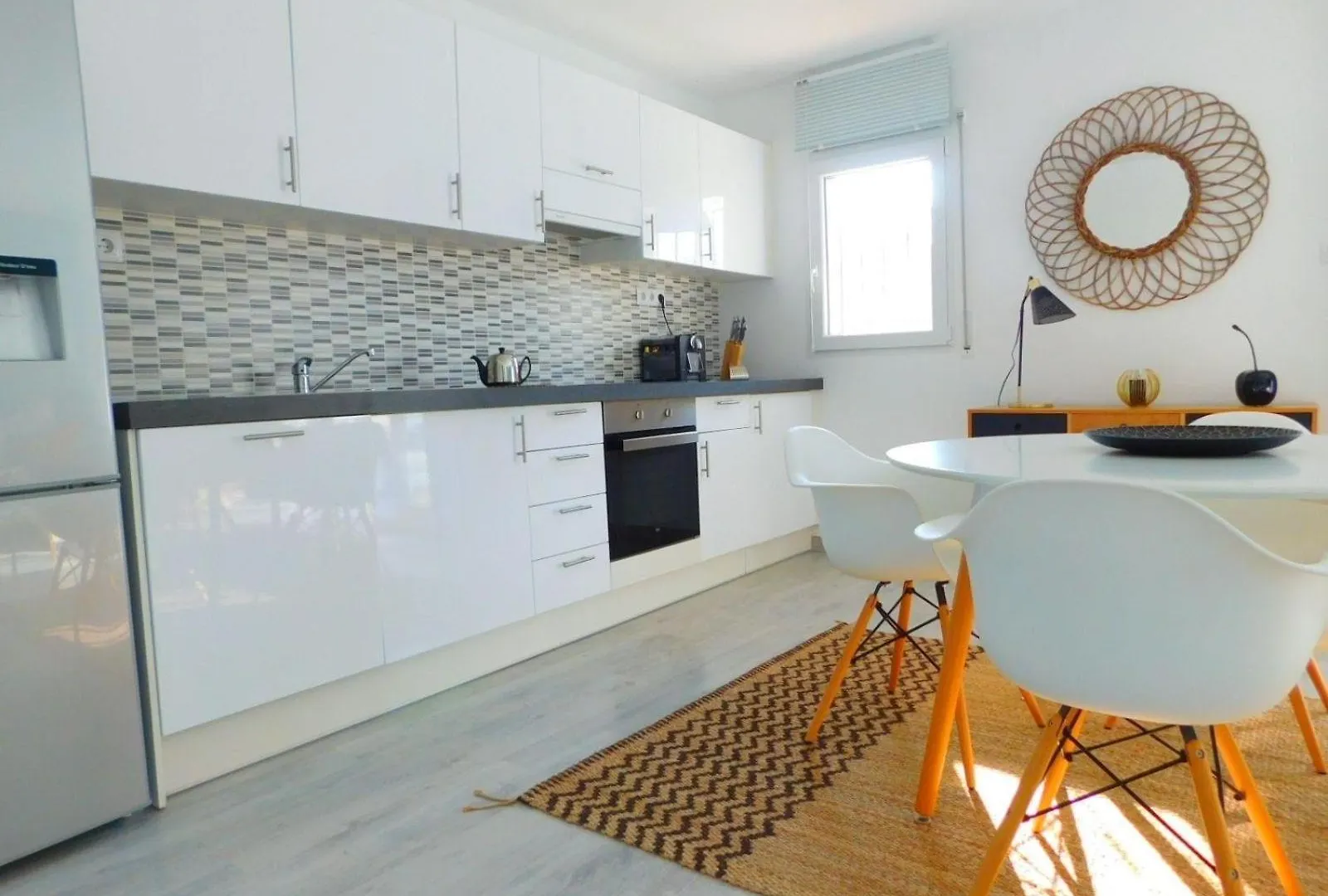 Apartment In Strandnaehe Mit Grosser Terrasse, Parkplatz Und Meerblick In Salatar, רוזס