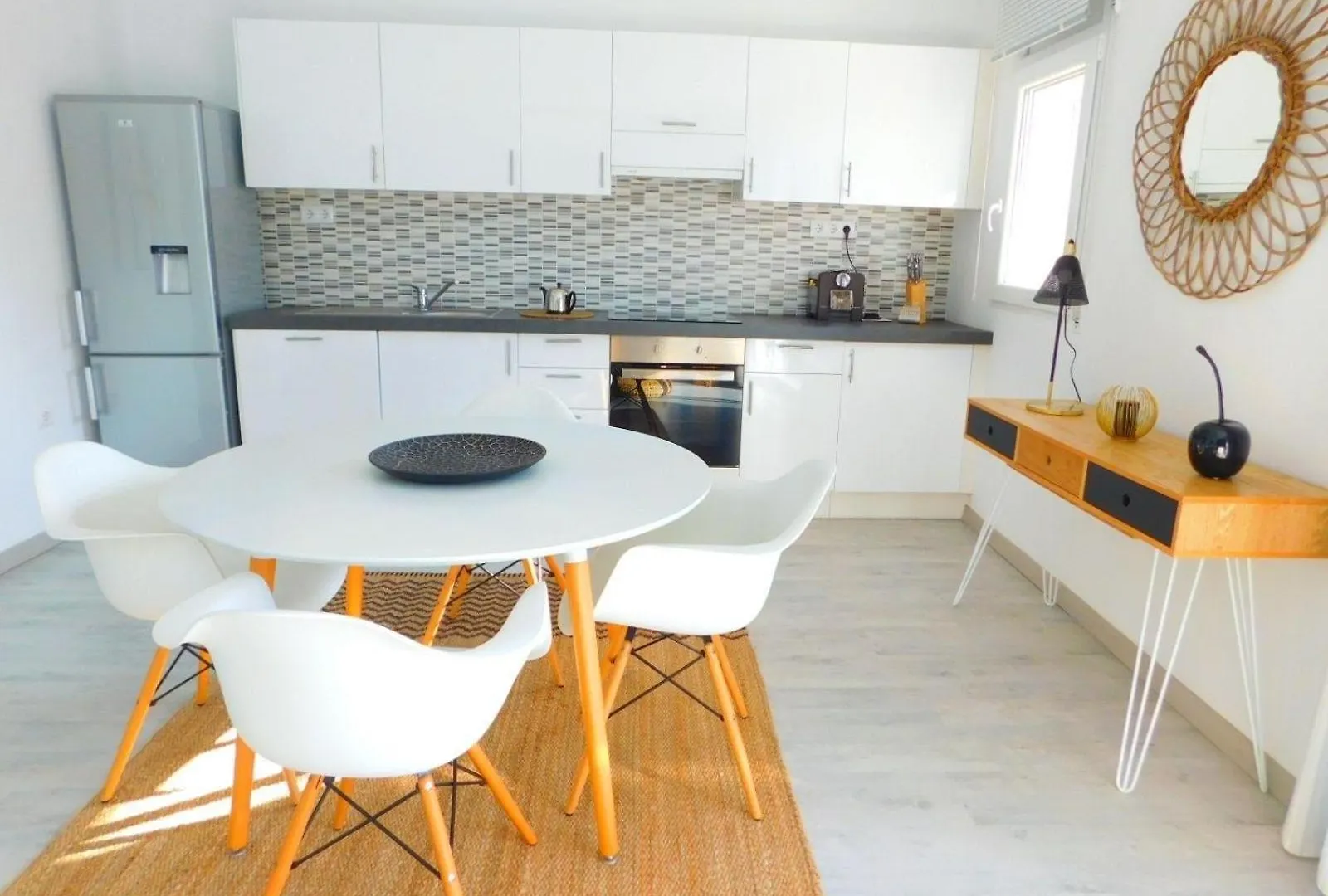 Apartment In Strandnaehe Mit Grosser Terrasse, Parkplatz Und Meerblick In Salatar, רוזס