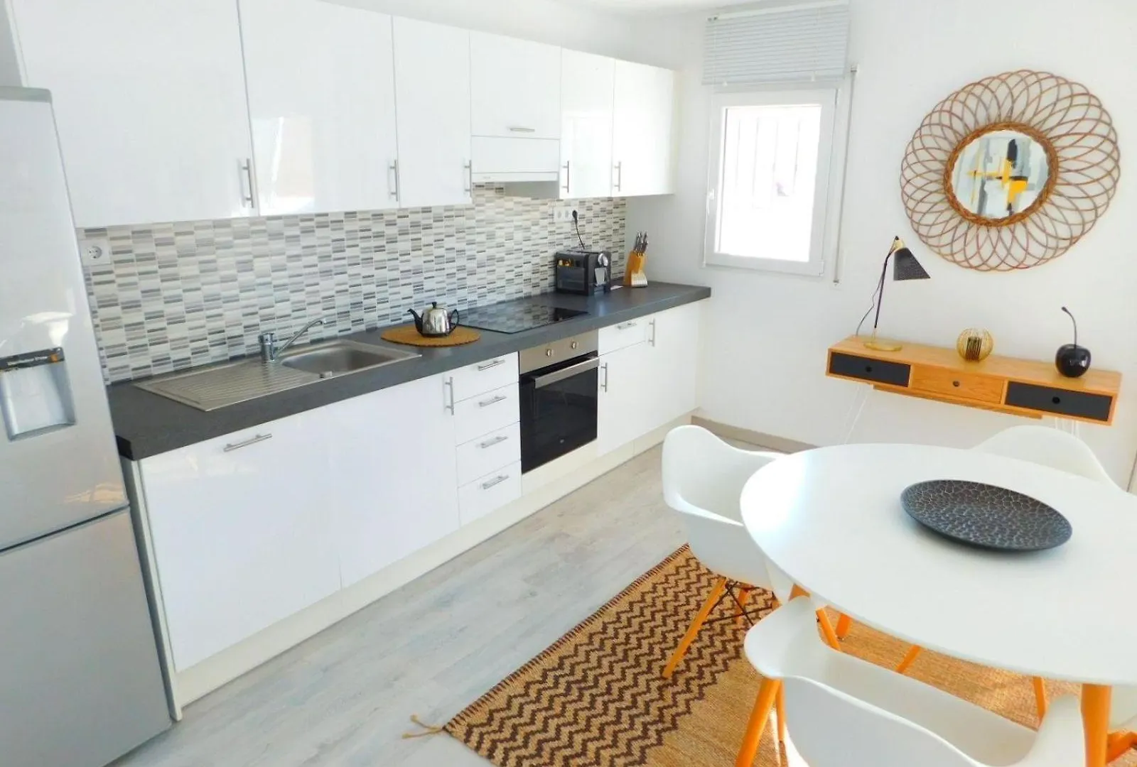 Apartment In Strandnaehe Mit Grosser Terrasse, Parkplatz Und Meerblick In Salatar, רוזס