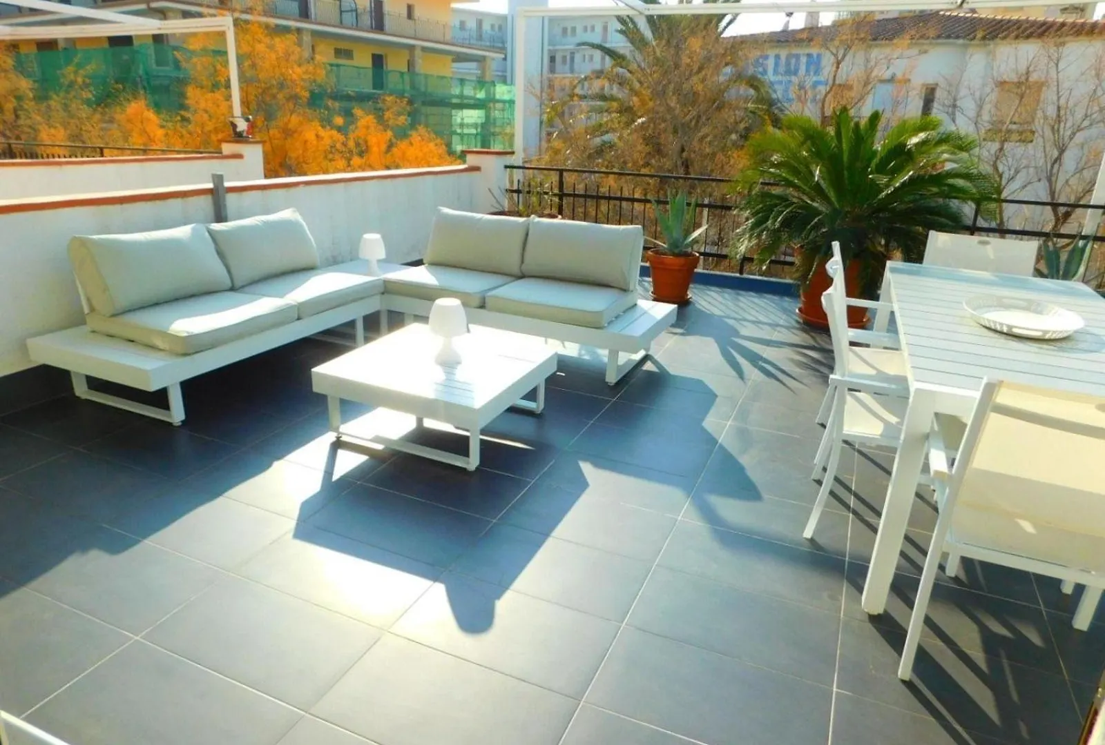 Apartment In Strandnaehe Mit Grosser Terrasse, Parkplatz Und Meerblick In Salatar, רוזס