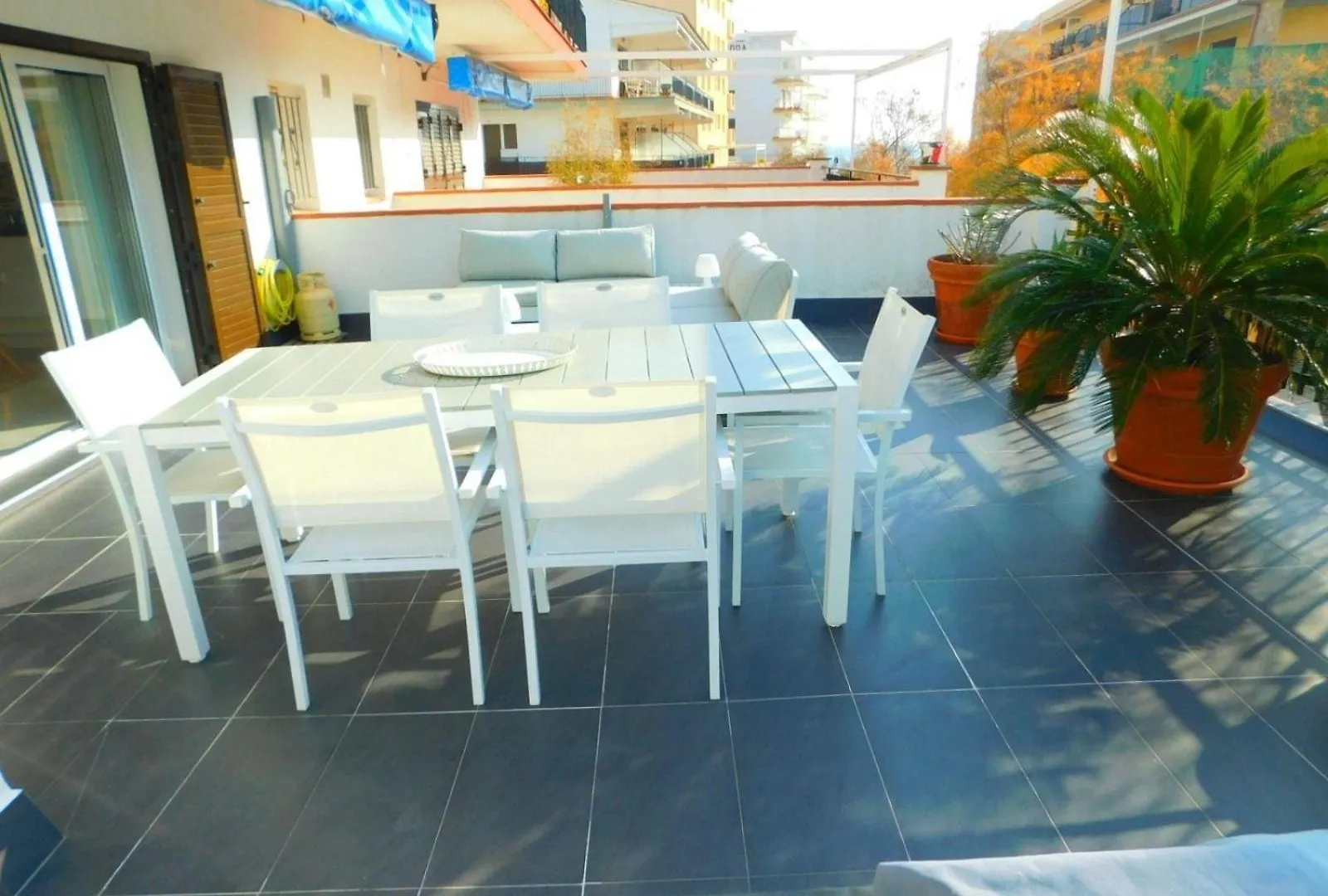 Apartment In Strandnaehe Mit Grosser Terrasse, Parkplatz Und Meerblick In Salatar, רוזס